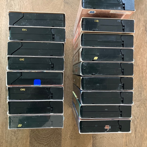 Lot of 17 John Wayne VHS - Picture 5 of 5